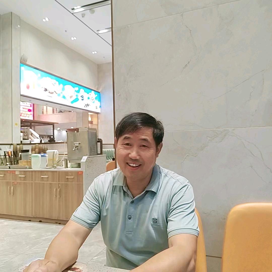 摩的老王手工编制各种背篓和小提篮