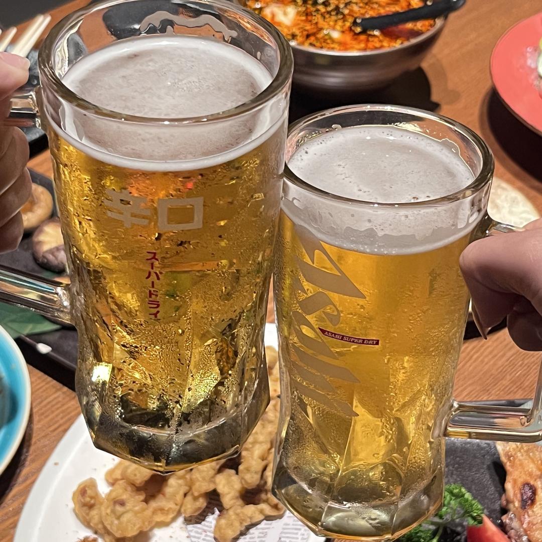 对着太阳微笑得男人