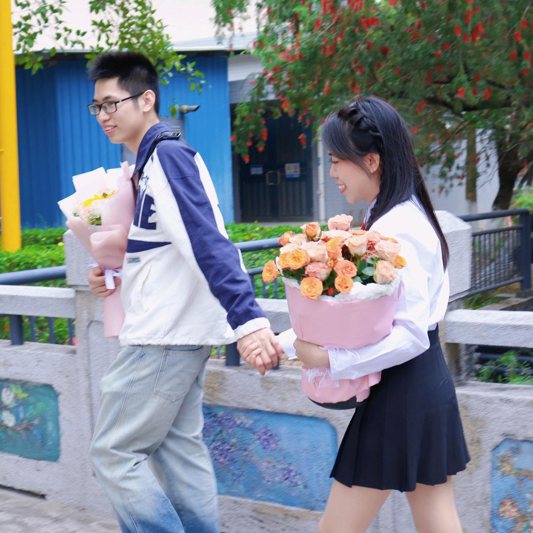 摊上不言弃情侣👩‍❤️‍👨