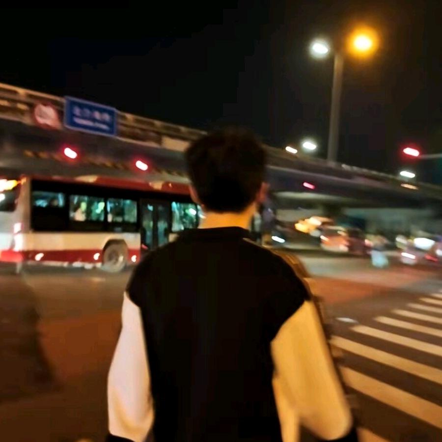 <(づ ●─● )づ>