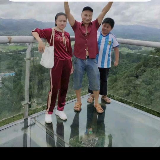 单身劉天海蛇🐍右边是女儿左边是儿子