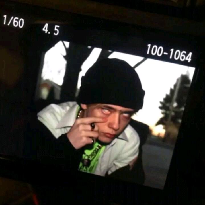 雨天靠边坐校园巴士淋湿半件帽衫