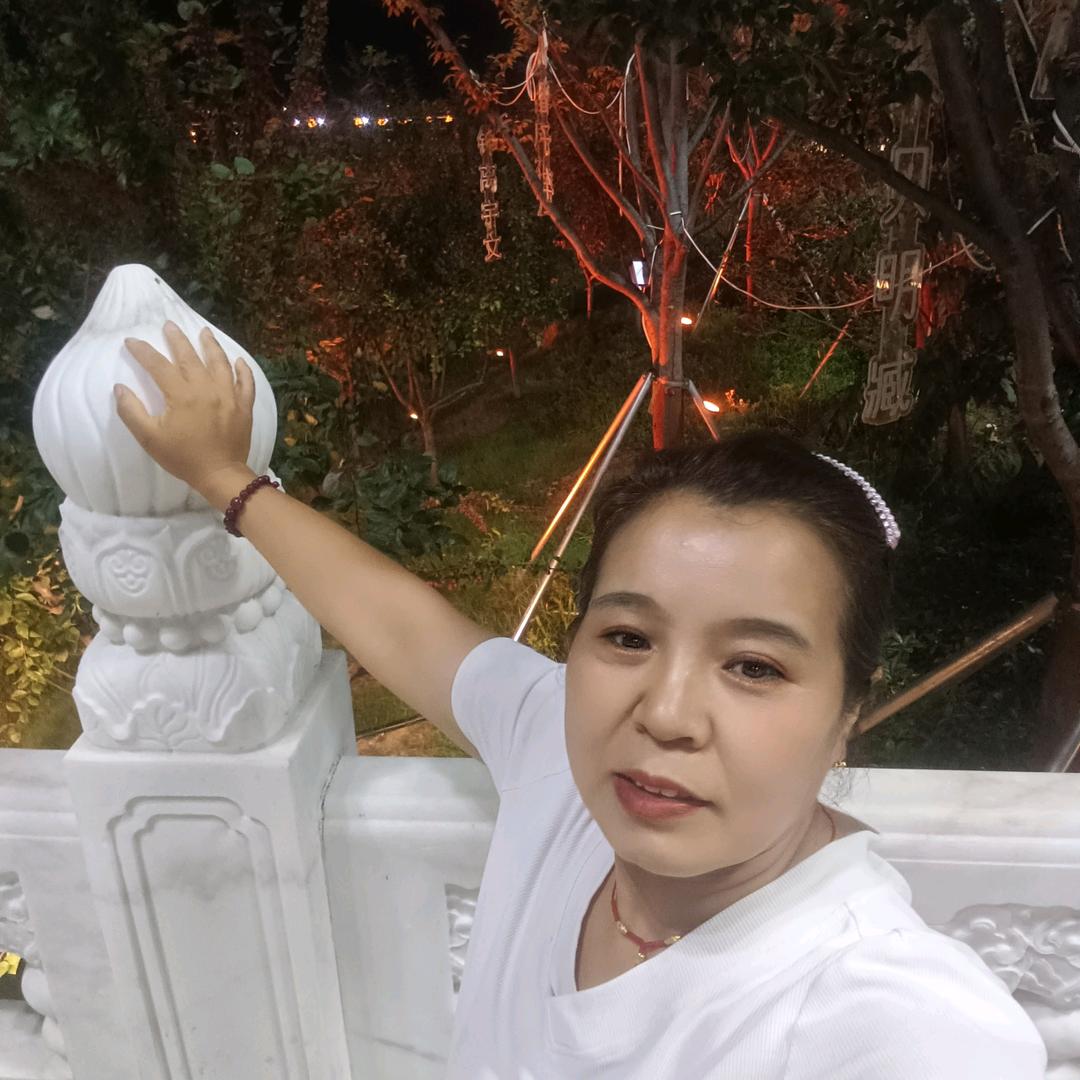 两个宝贝的奶奶。