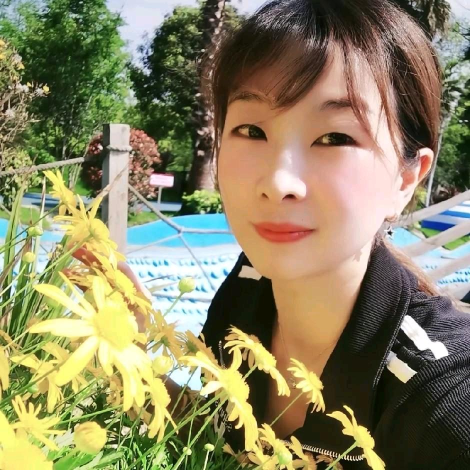 杨梅（贵人花内衣店）