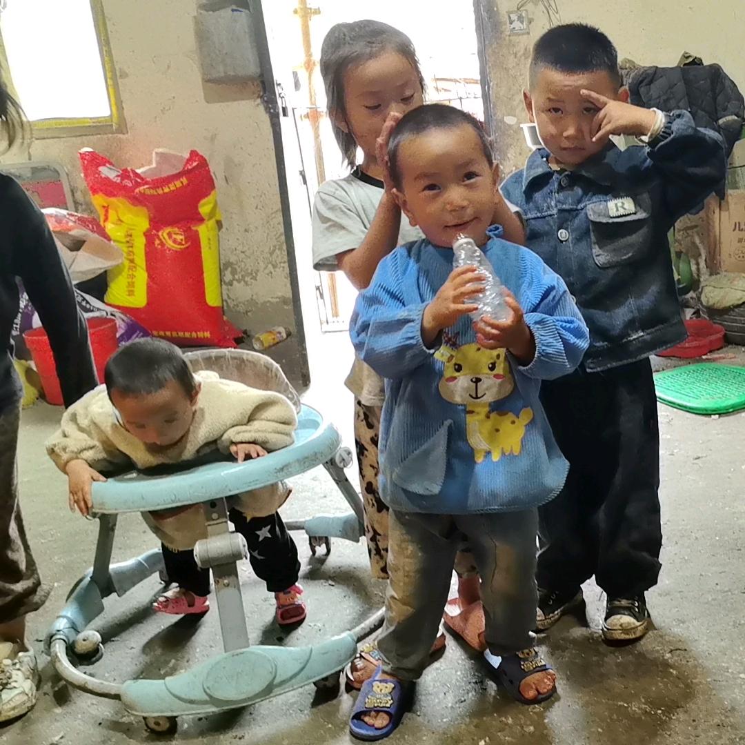 我是四川农村彝族的三个孩子的妈妈生活很难