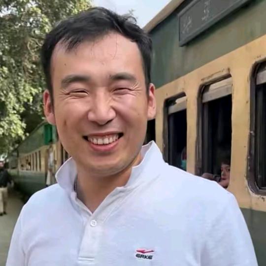 巴铁星光小飞故事