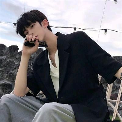 握着酒瓶的Men~