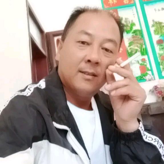 华哥，爱唱伤感情歌