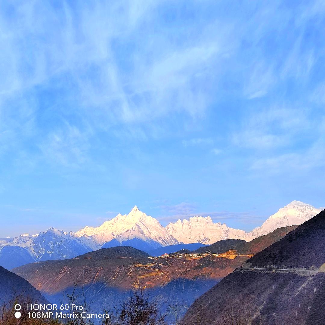 一抹秋晖印雪红