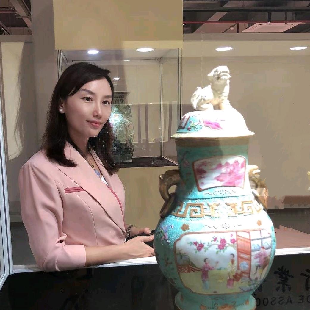 拍卖师刘莹