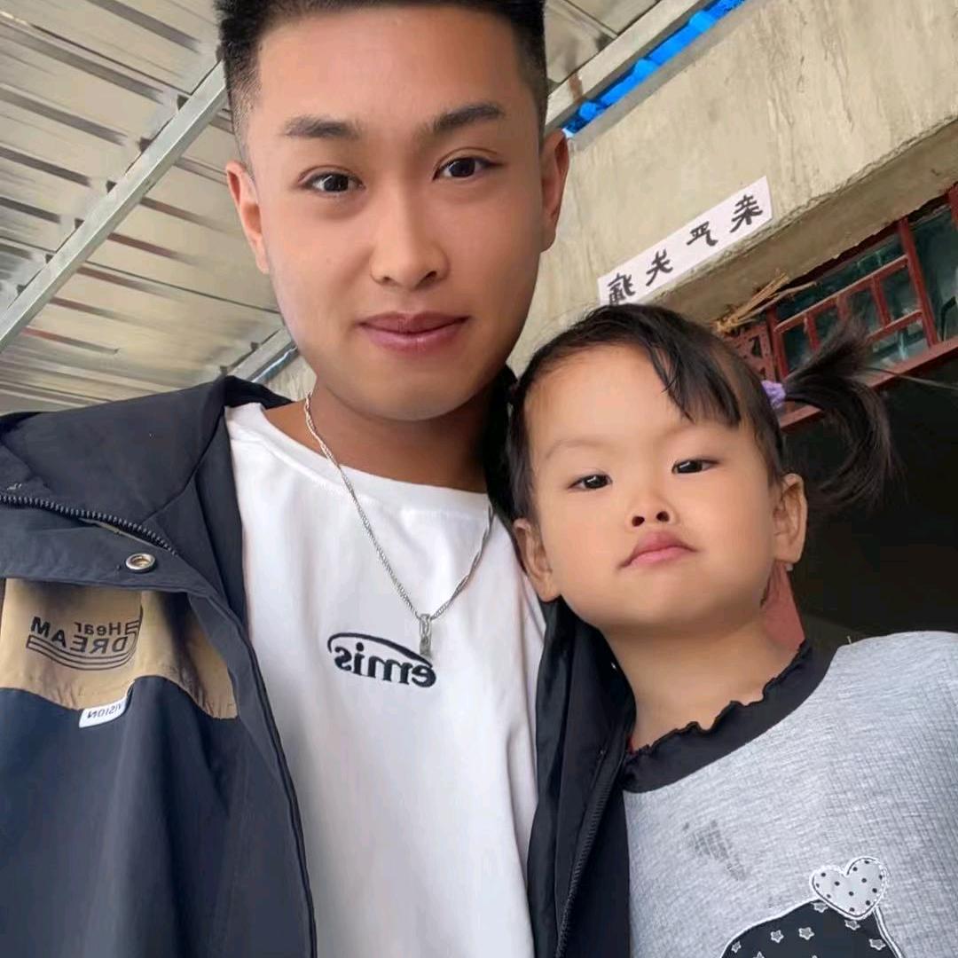 00后单亲爸爸(开挖机)