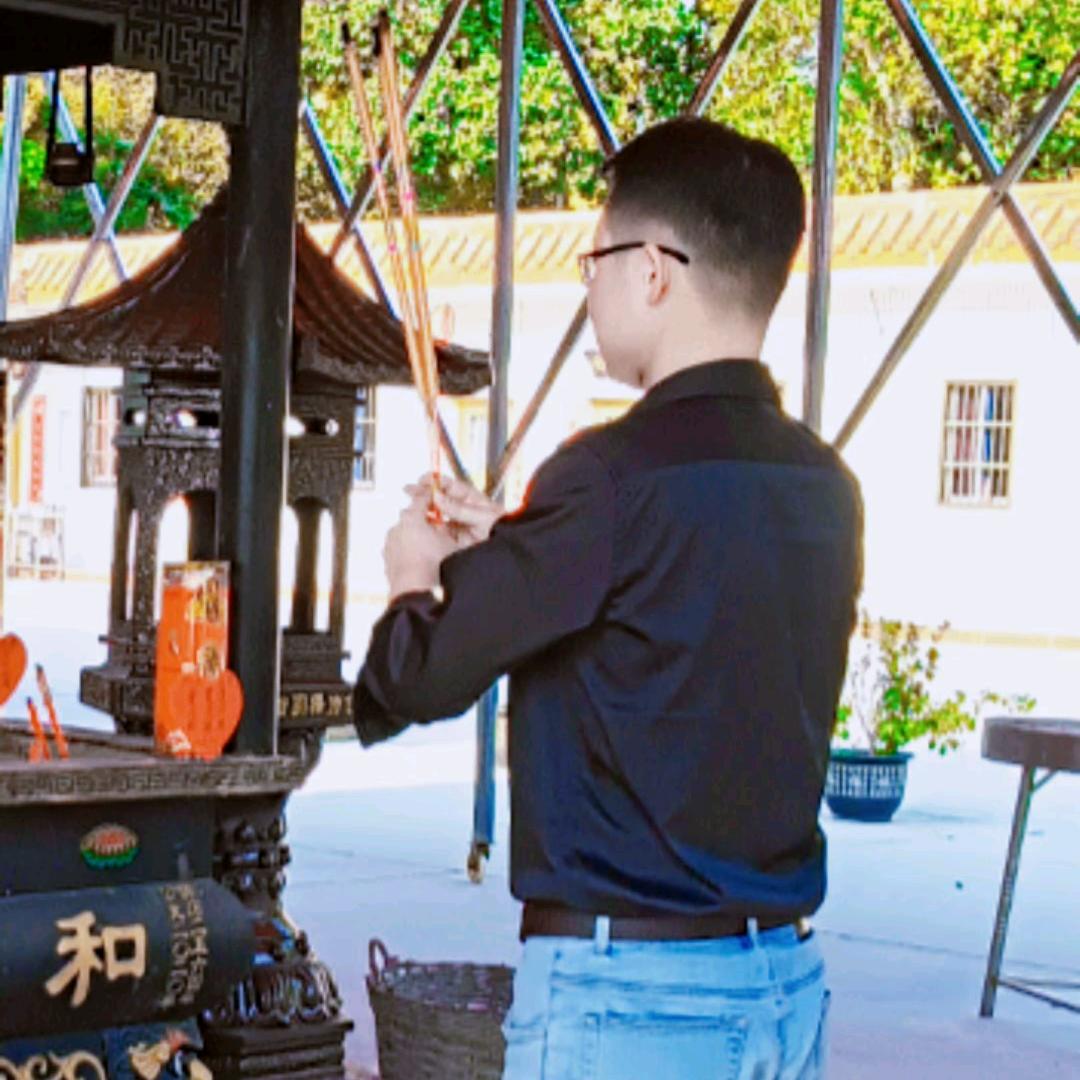 万 鸿