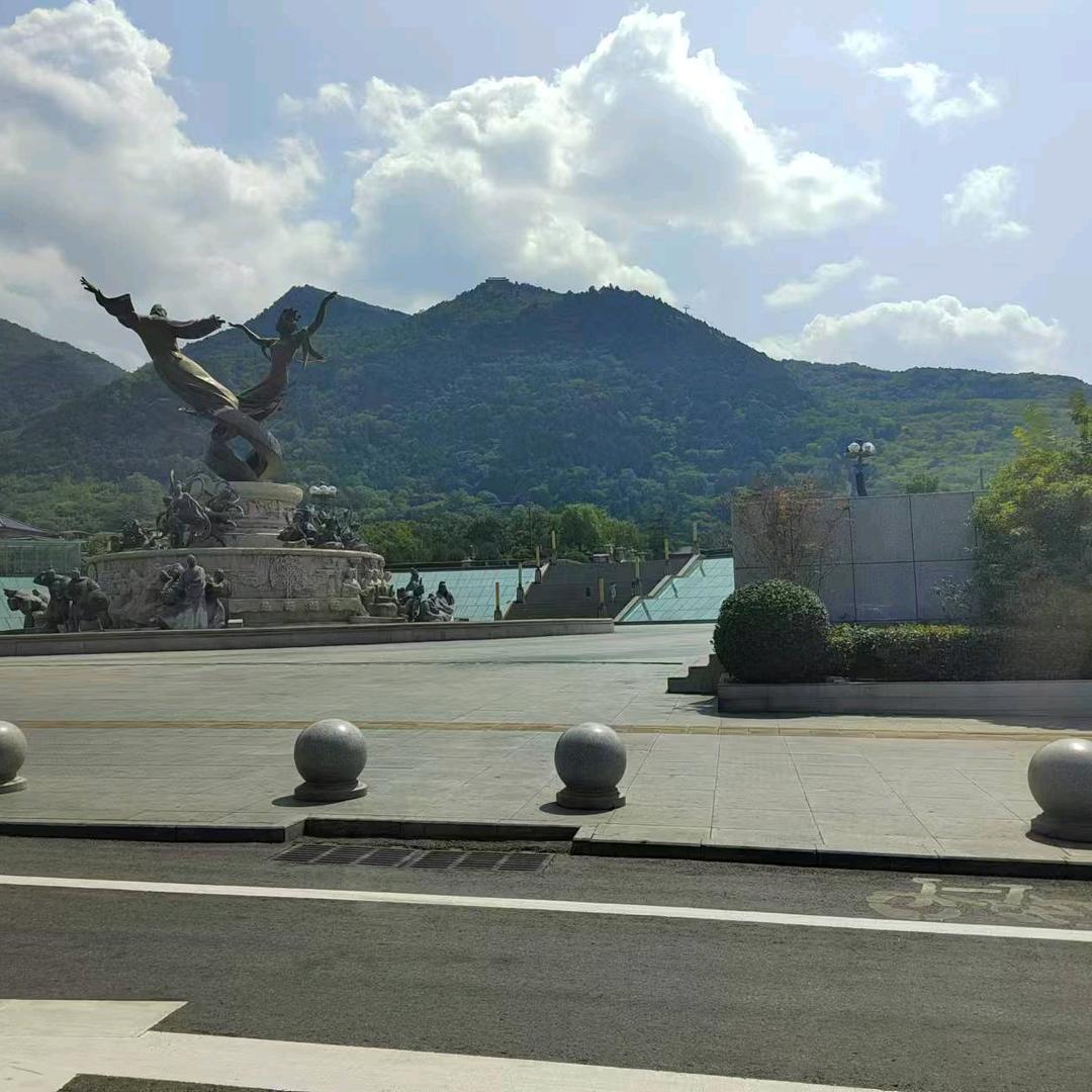 褚小伴