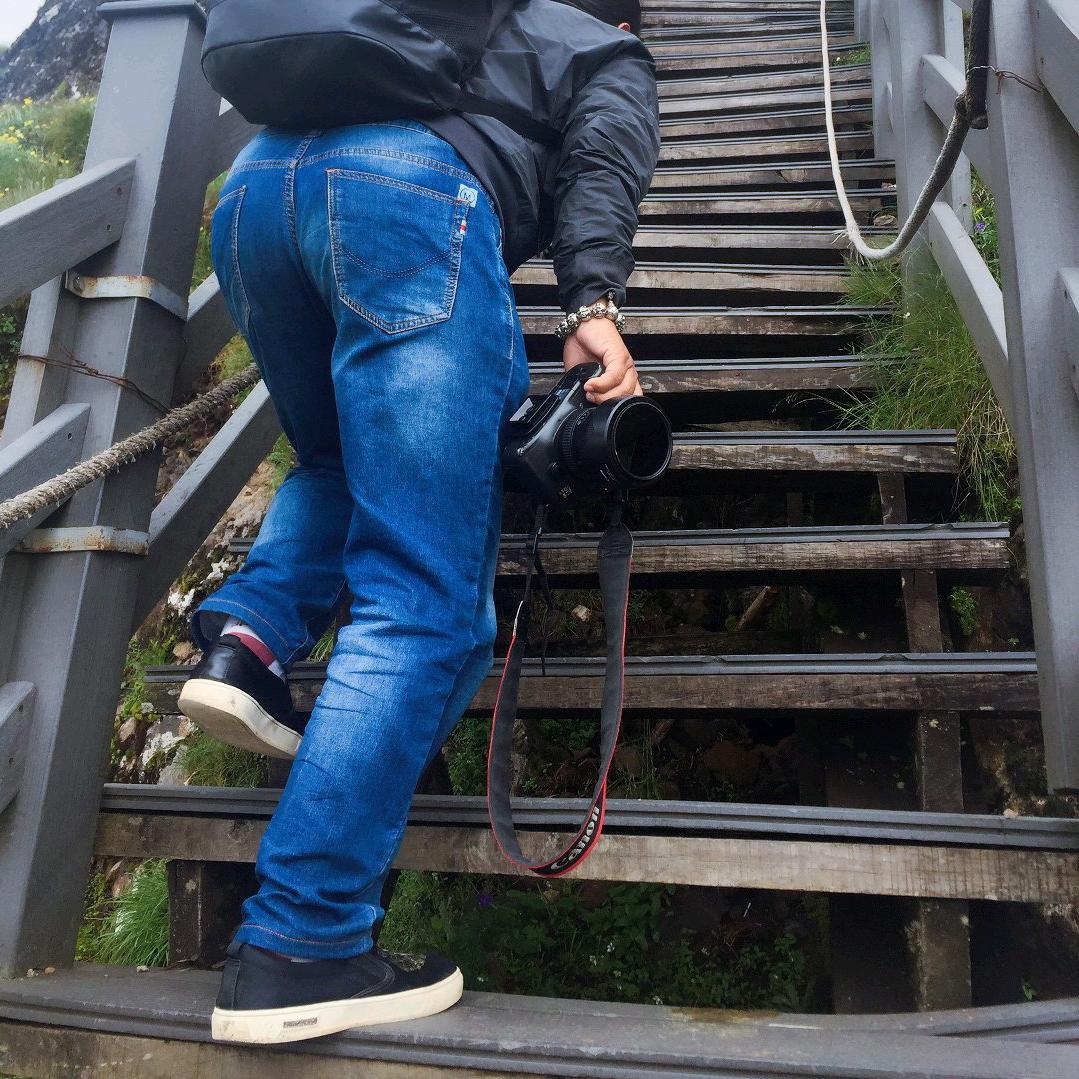 纳真阿凡—用双脚丈量着彝人居住地的独行者