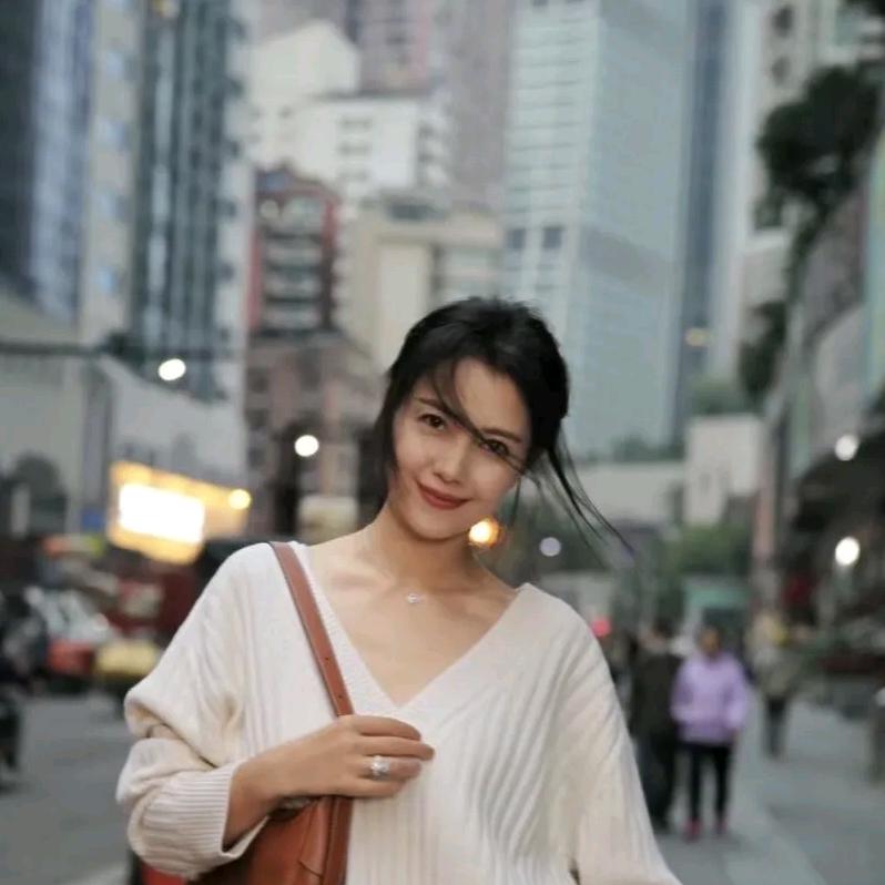请你夸张女士