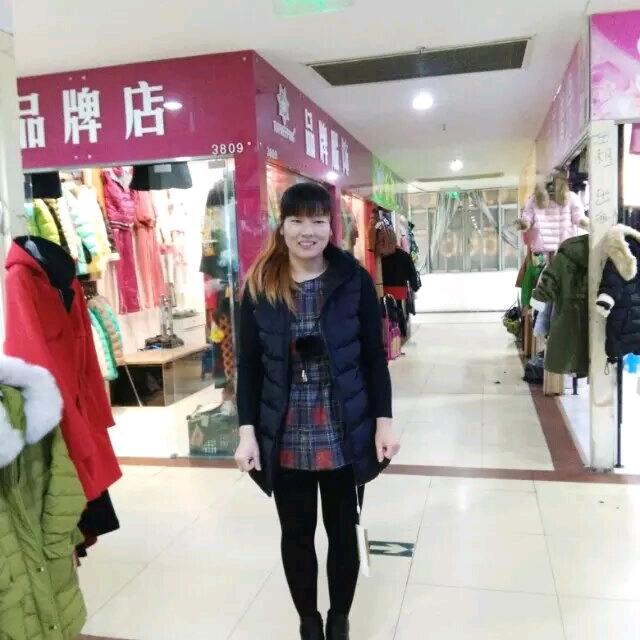 潮牌服饰（一个摆地摊的老太太）