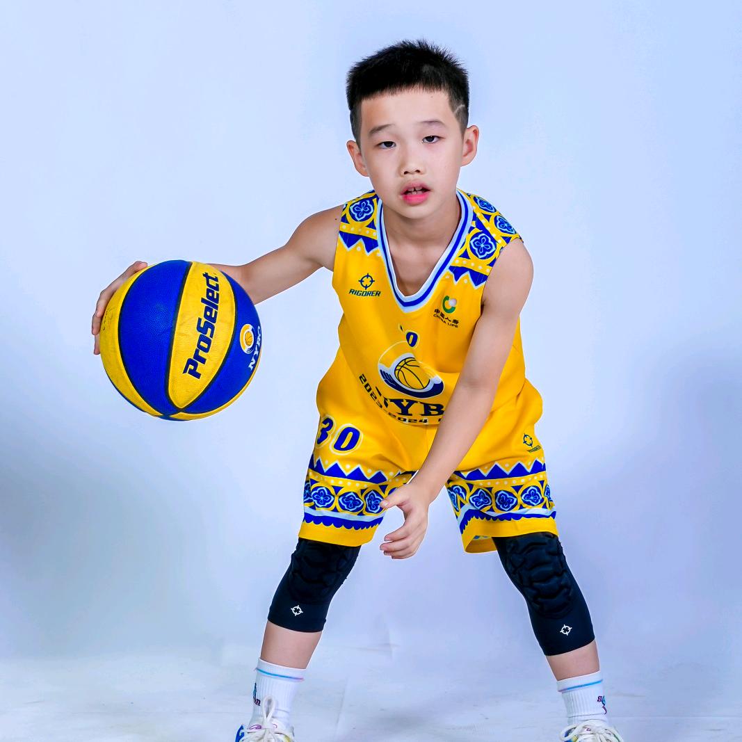 爱篮球的小佳俊