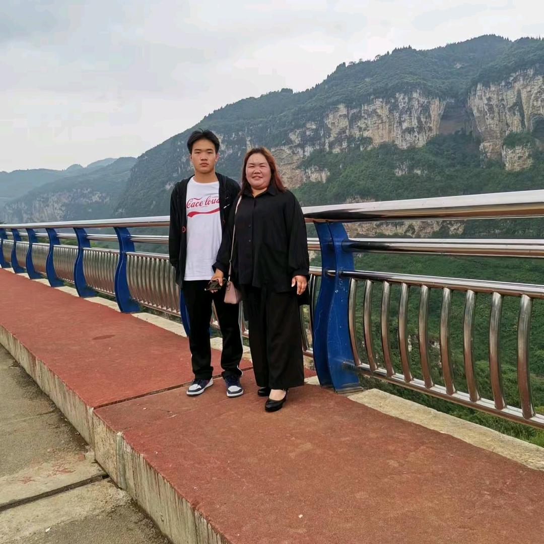 彝家阿哥阿妹组合能歌翩無