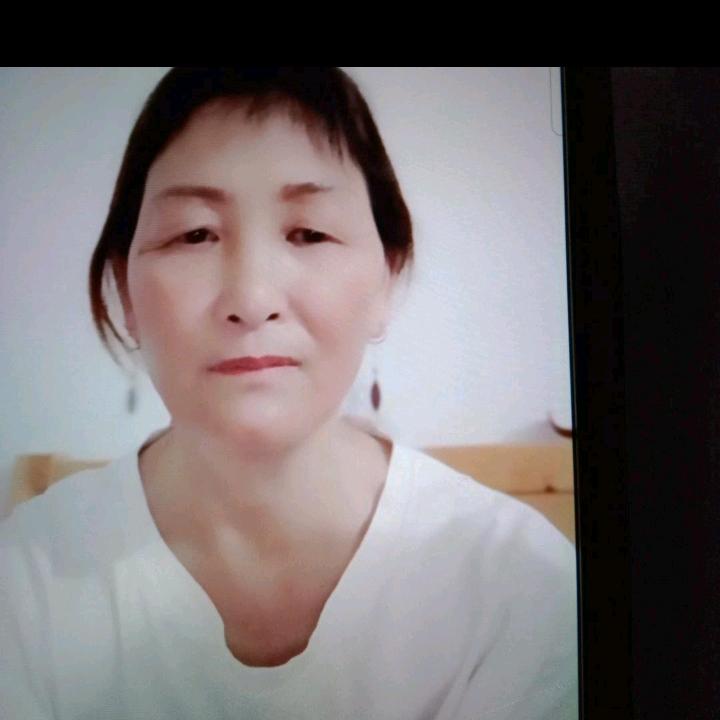 陈玲.