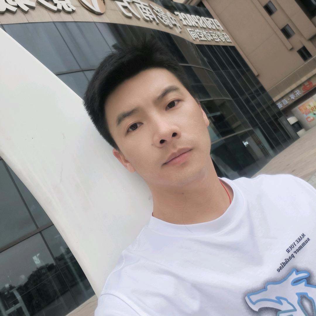 幽暗空间的一盏灯