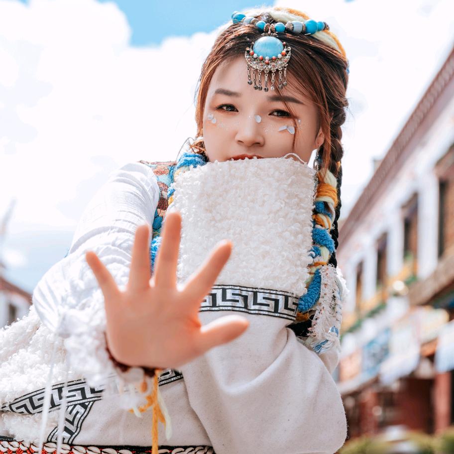 鑫怡。盼盼木门