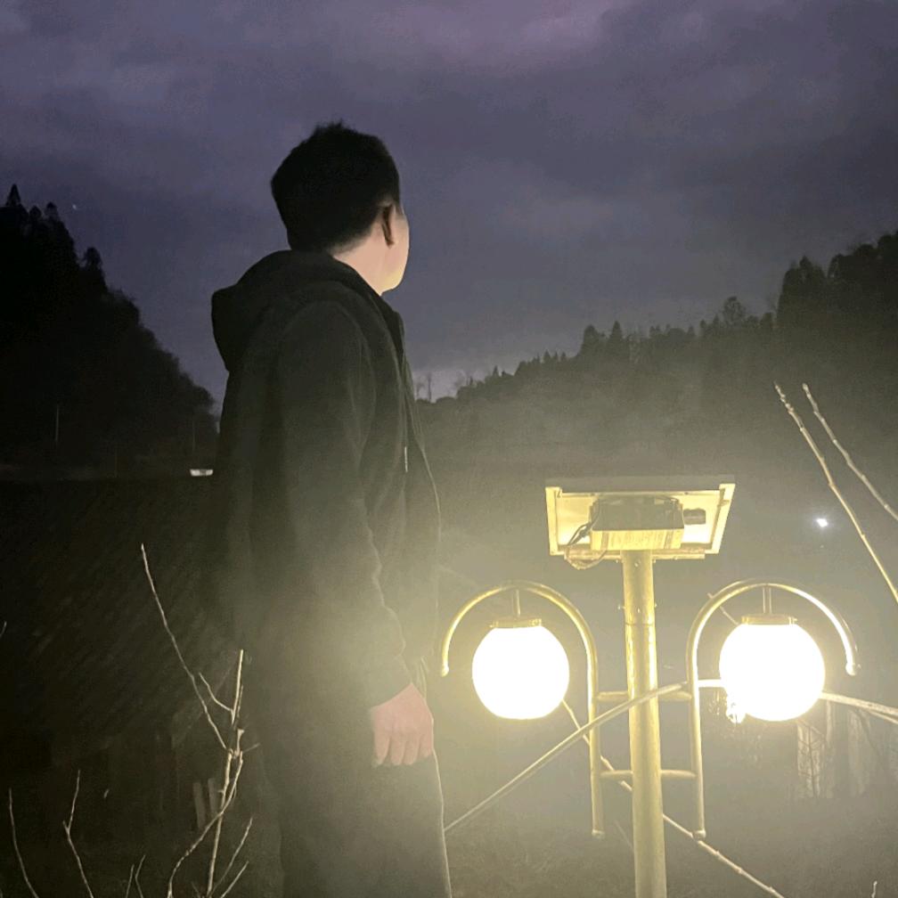 坐在坟前调戏鬼