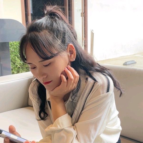 工作中的姑娘