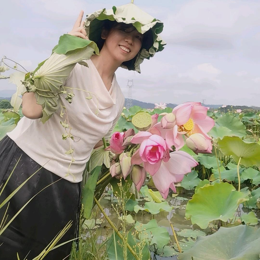帮爸妈卖莲子的小姑娘