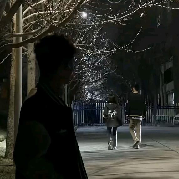 不想伤心的小小怪.