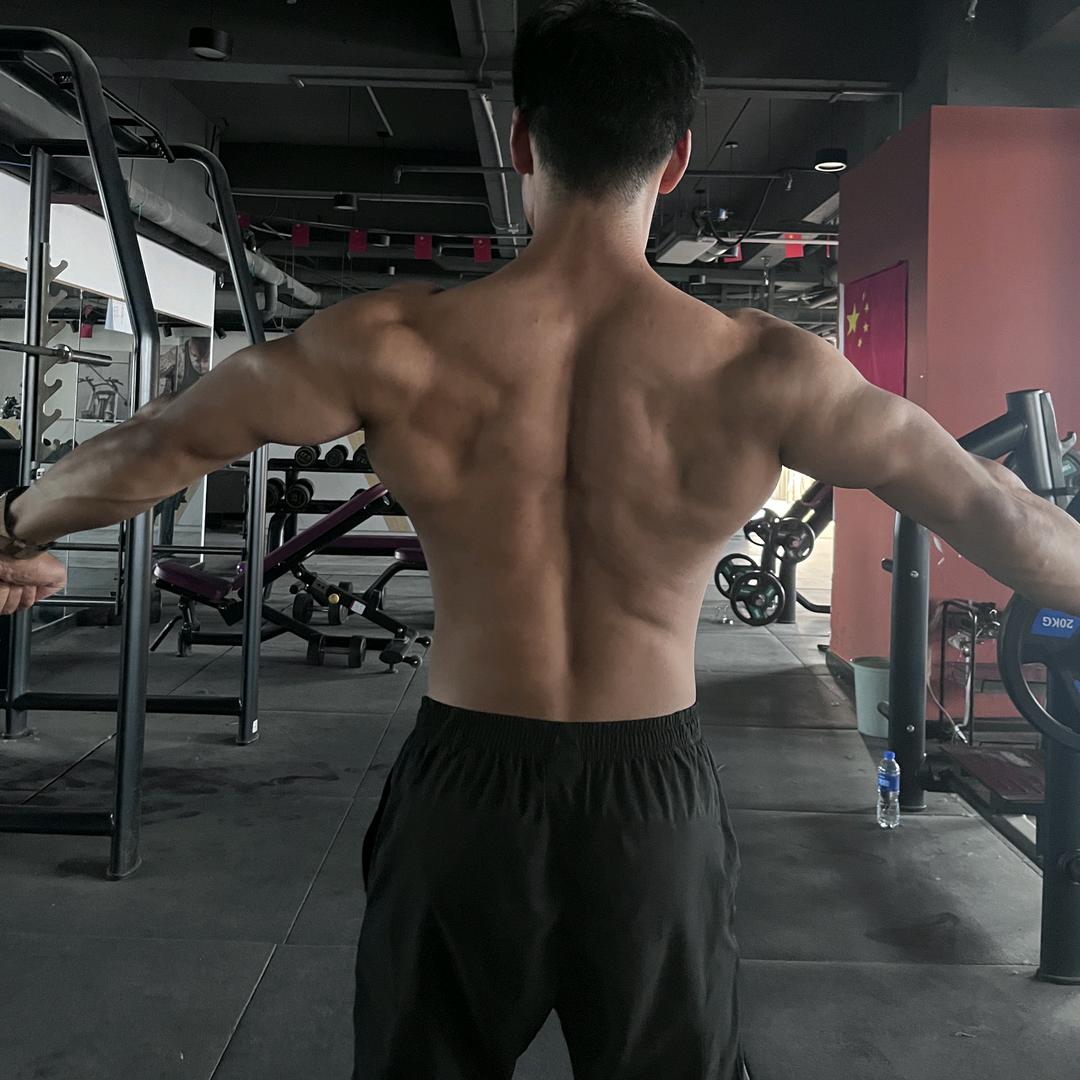 全村第一个卧推100公斤的人