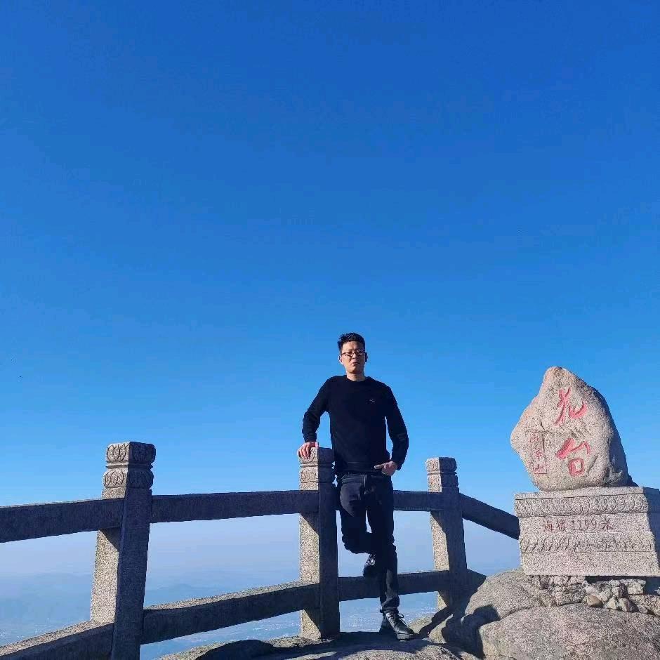 摆地摊大叔