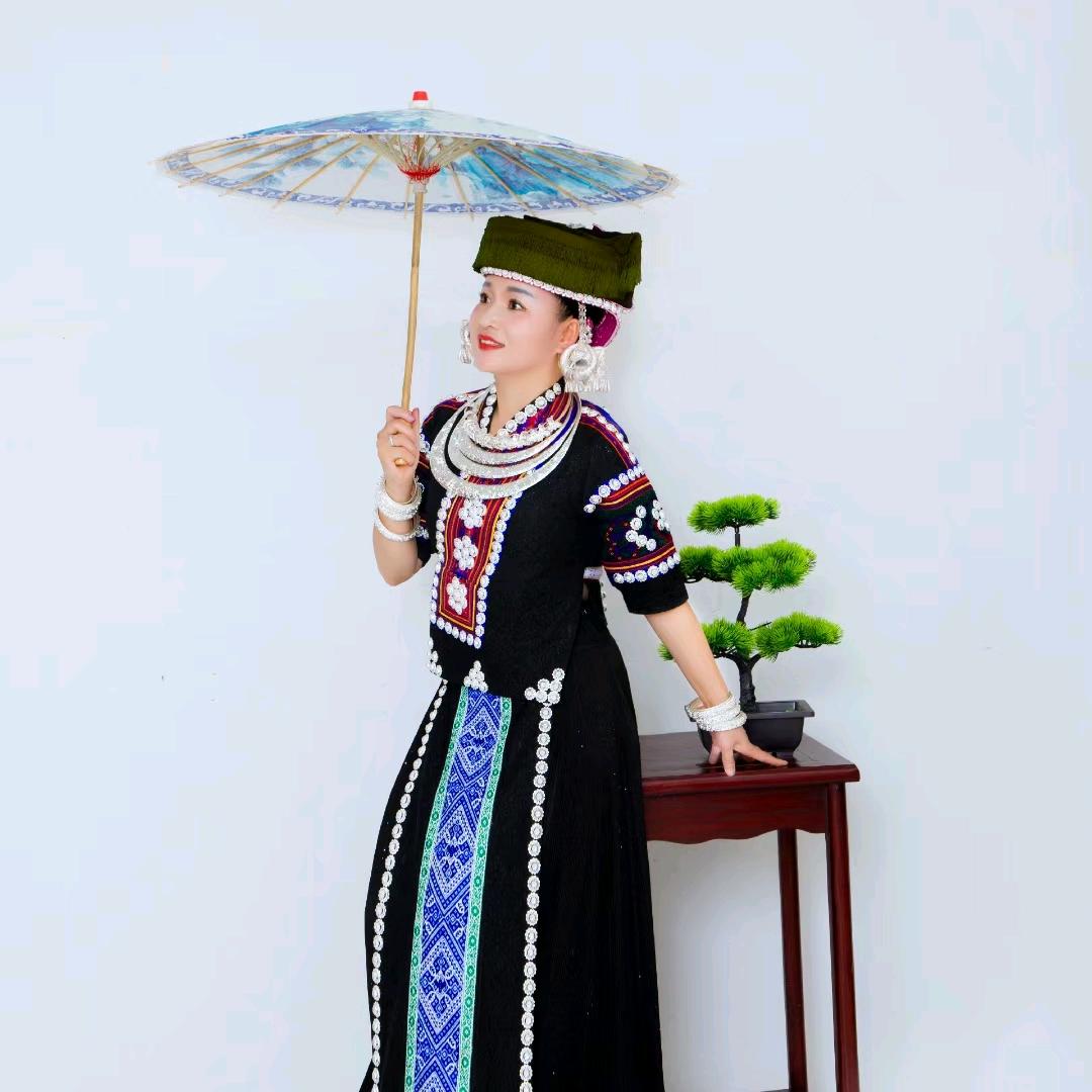 苗韵服饰
