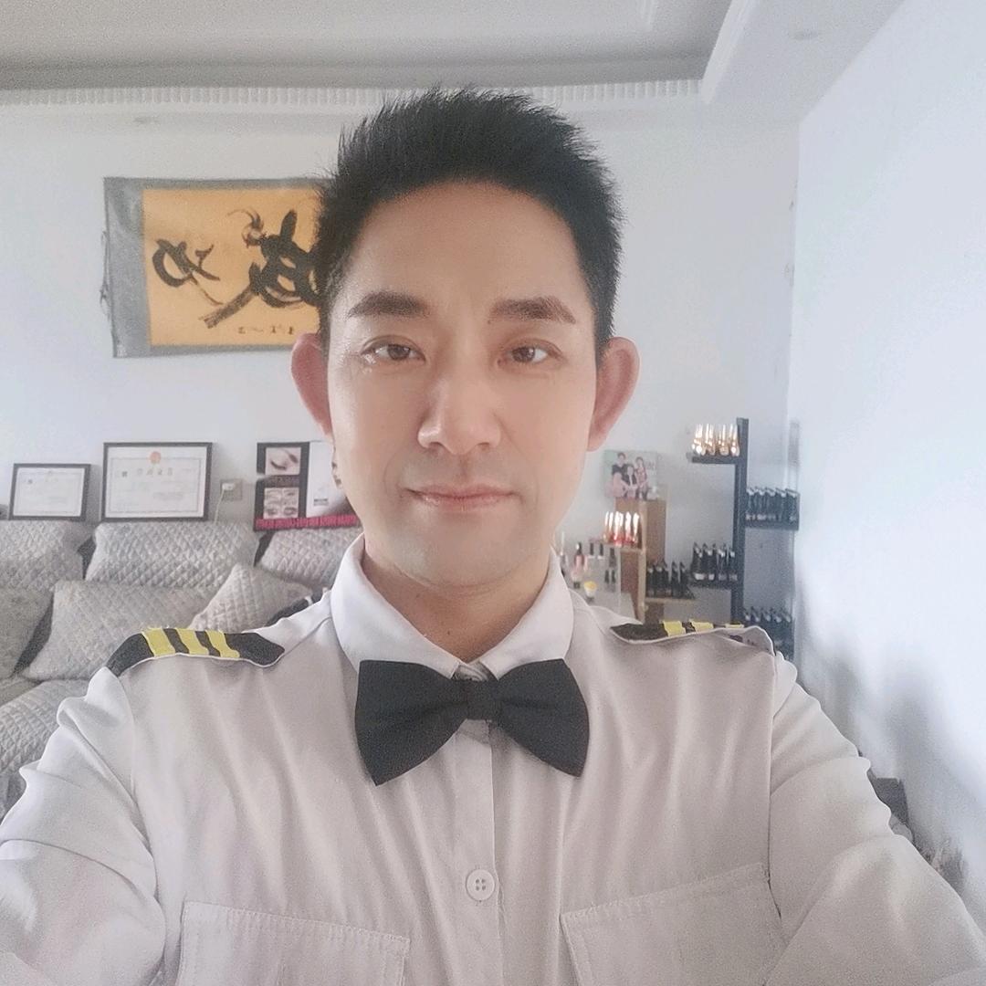 美甲纹绣兵哥哥