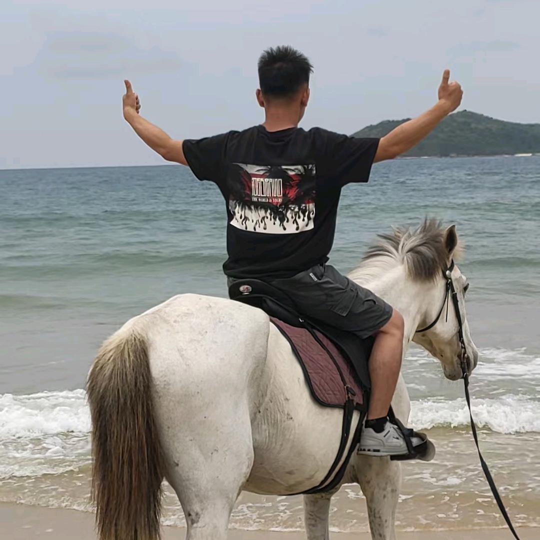 夕阳下的青年仔