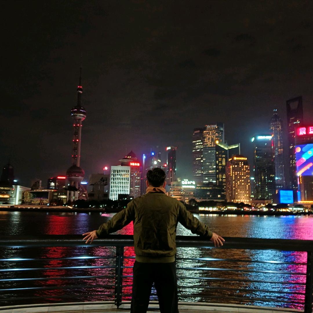 灯光下的顺德小伙子
