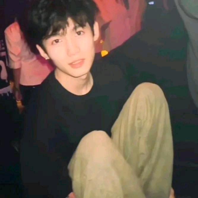 不看美女的小男孩