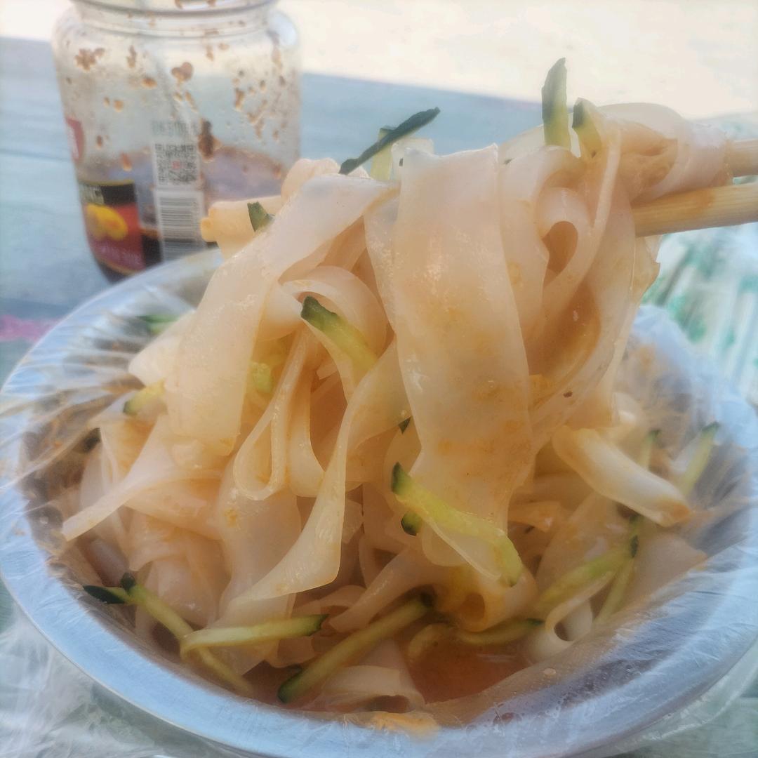 俩宝的奶奶做手工凉皮