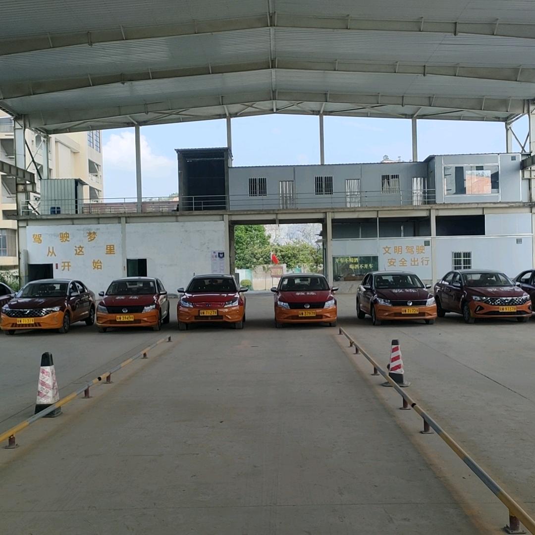 思劳室内汽车训练场