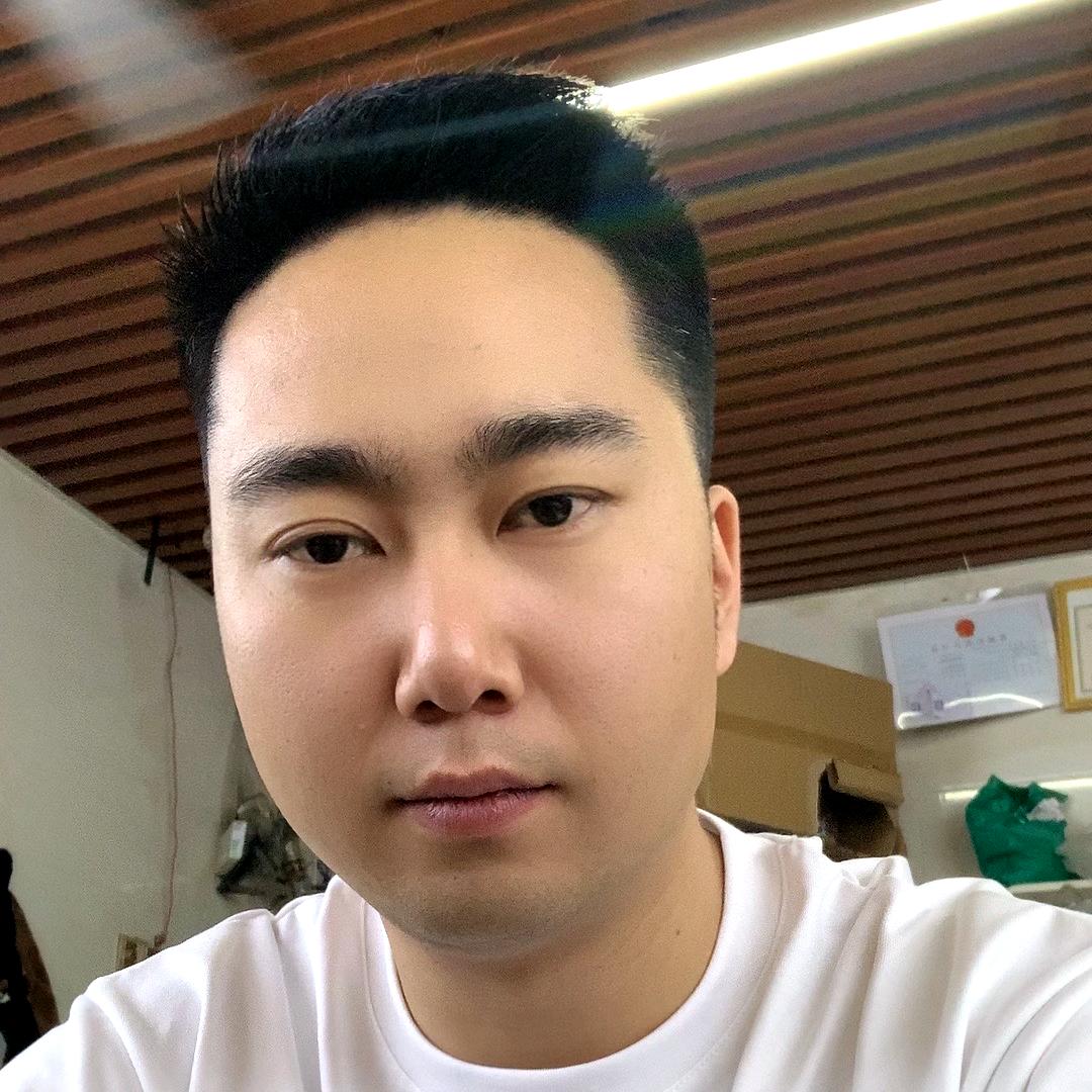勇哥抱月球