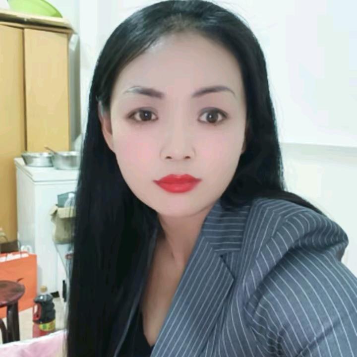 雪中的玫瑰。
