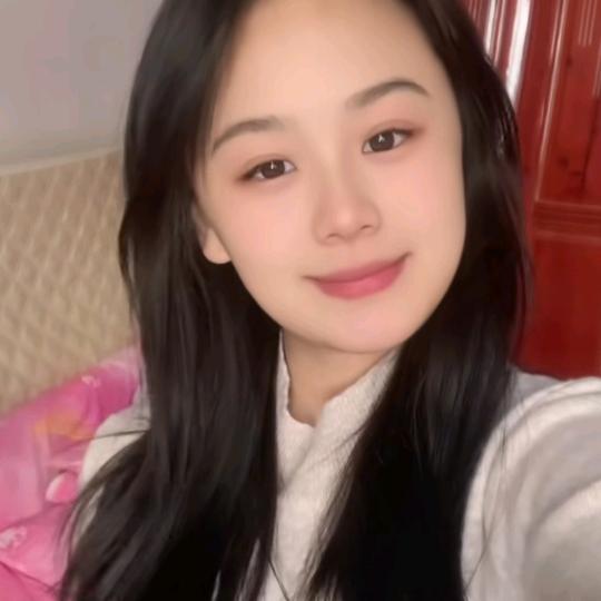小乖🍬( 上班不爱化妆放飞自我版 )