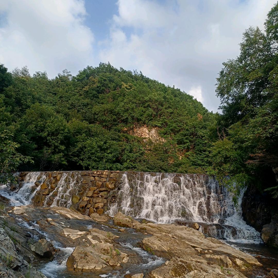 草亭观山月，曲径望江流。