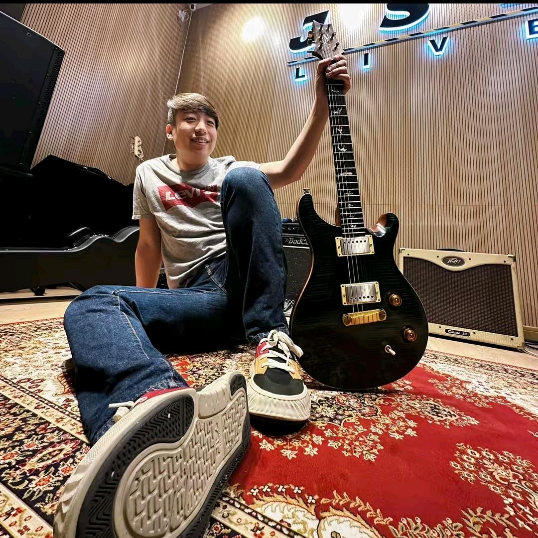 弹吉他的尹老师