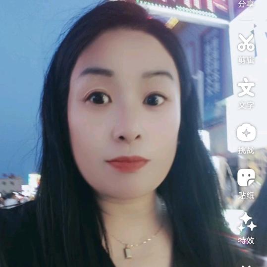 爱笑的丫头。