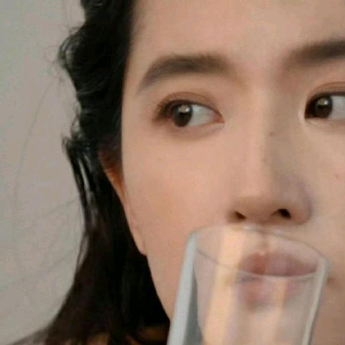树下长颈鹿
