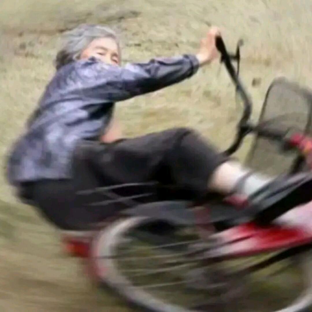 疯狂老奶奶爱飙自行车