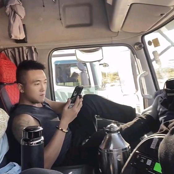 90后卡车司机伟😆