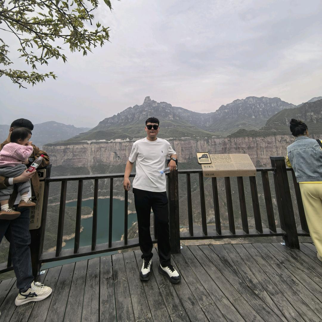 岳世龙。