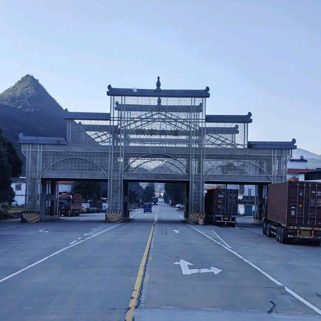 开拖拉机的农民工