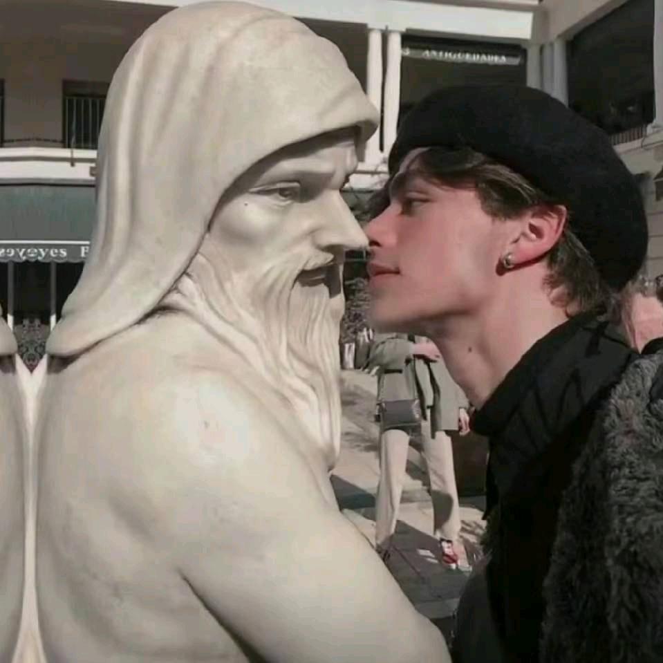 半夜起床上厕所发现室友在玩三角洲